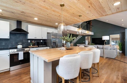 Schuyler House | Pickleball - Hot Tub - River/Hike - 4 King Beds