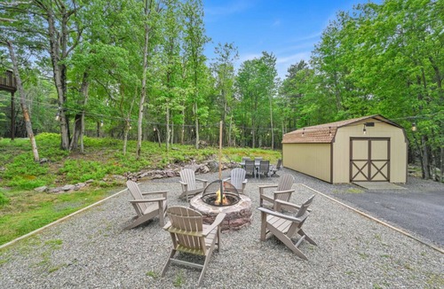 Briar Crest Woods House | *Pickleball~No-step accesss~Hot tub~Firepit~BBQ