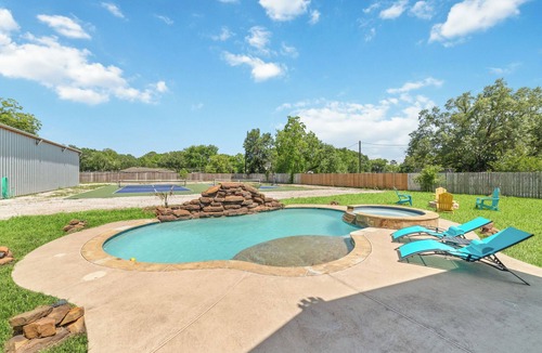 Pearland House | Pickleball Oasis + Pool & Spacious Home