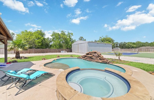 Pearland House | Pickleball Oasis + Pool & Spacious Home