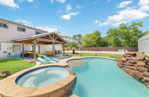 Pearland House | Pickleball Oasis + Pool & Spacious Home
