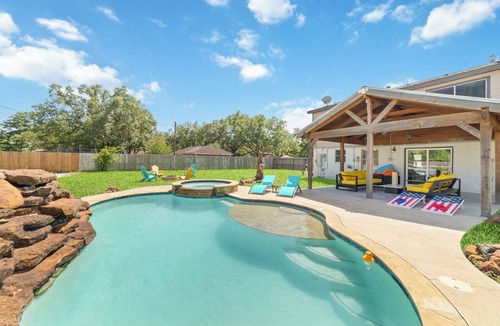 Pearland House | Pickleball Oasis + Pool & Spacious Home