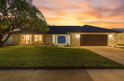 Greater Northdale House | Pickleball ON GOLF Course Heated Pool Renovated Home, 3 bedrooms, 2 baths