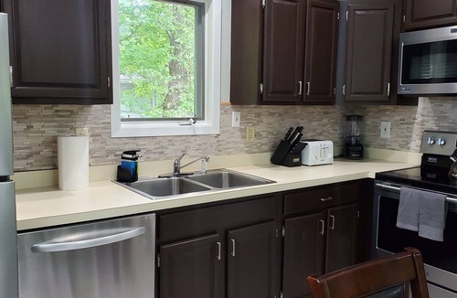 Briar Crest Woods Cabin | Pickleball |Pool Table |Hot Tub |FirePit |King Bed