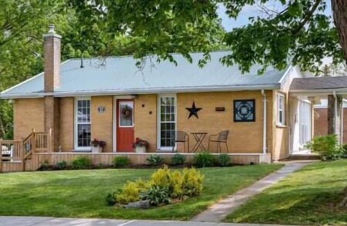 Prince Edward House | Picton Retreat: Cozy, Stylish and Steps to Downtown