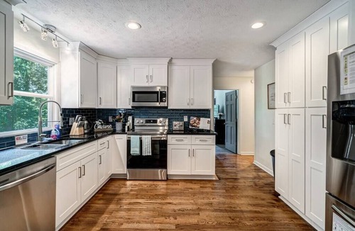 Conyers House | PICTURE Perfect Lake-Front Getaway