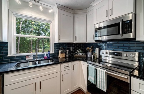 Conyers House | PICTURE Perfect Lake-Front Getaway