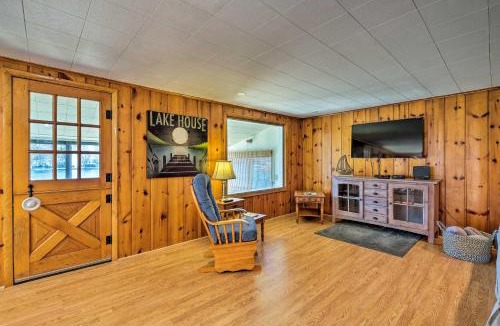 Hinsdale House | Picturesque Cottage with Sunroom on Ashmere Lake!
