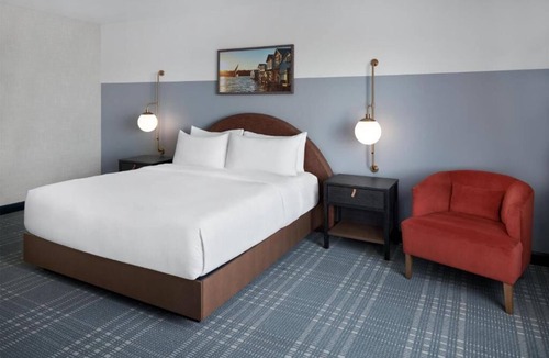 Canandaigua Hotel | Picturesque Lakeside Room w/Private Balcony for Relaxation