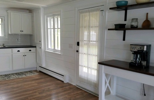 Cuba House | Picturesque Lakefront Cottage