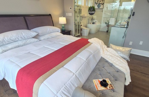 Niagara Falls Bed & Breakfast | Picturesque Luxury Waterside Villa for Max. 6 Guests group