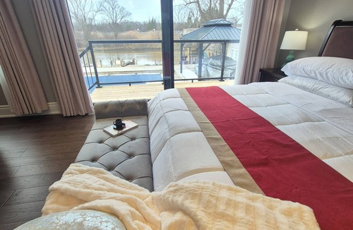 Niagara Falls Bed & Breakfast | Picturesque Luxury Waterside Villa for Max. 6 Guests group
