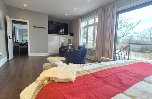 Niagara Falls Bed & Breakfast | Picturesque Luxury Waterside Villa for Max. 6 Guests group