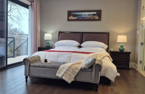 Niagara Falls Bed & Breakfast | Picturesque Luxury Waterside Villa for Max. 6 Guests group