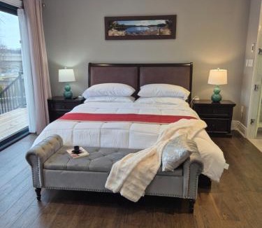 Niagara Falls Bed & Breakfast | Picturesque Luxury Waterside Villa