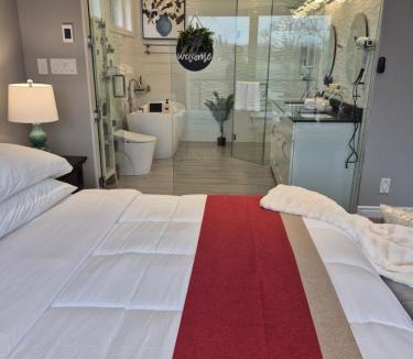 Niagara Falls Bed & Breakfast | Picturesque Luxury Waterside Villa