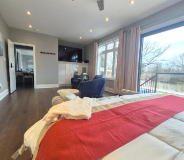 Niagara Falls Bed & Breakfast | Picturesque Luxury Waterside Villa