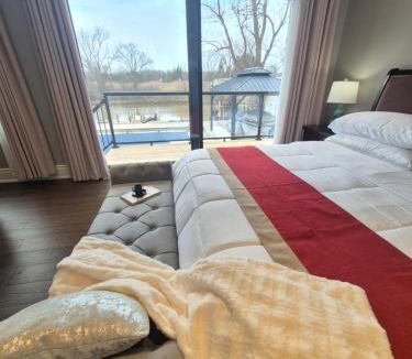 Niagara Falls Bed & Breakfast | Picturesque Luxury Waterside Villa
