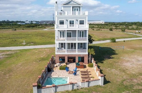 Brunswick House | ☀️Picturesque Views💥Game room👙Pool & Hot Tub