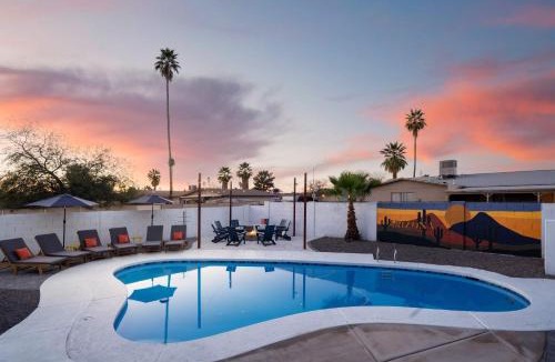 Glendale House | Piece of Paradise - Pool Games Fire Pit Hot tub