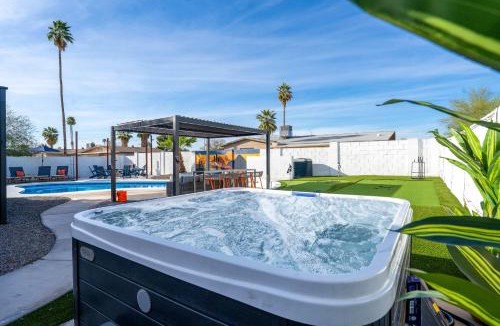 Glendale House | Piece of Paradise - Pool Games Fire Pit Hot tub