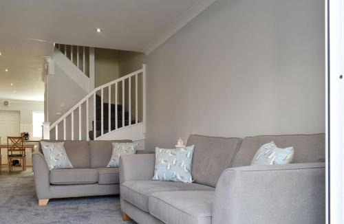 Hopton House | Pier View