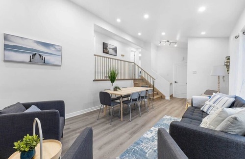 Pierrefonds-Roxboro House | Pierrefonds 4BR House with Garden & EV Charger