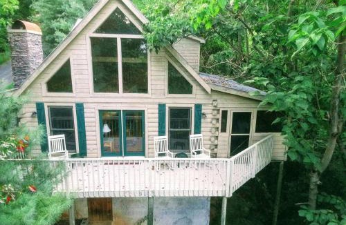 Sevierville Ski Chalet | Pigeon Forge View 2 King Bed WiFi Hot Tub