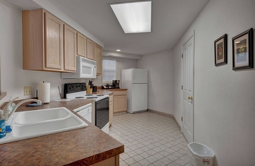 Pigeon Apartment | Pigeon Getaway with Pool & Sauna Access