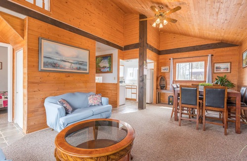 Selwyn House | Pigeon Lake Lakefront Cottage
