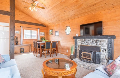 Selwyn House | Pigeon Lake Lakefront Cottage