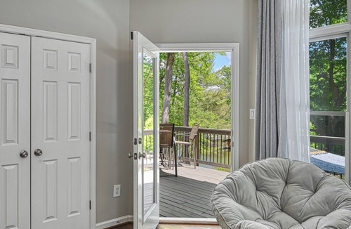 Livingston House | Pigeon Cove Hideaway: Gorgeous Lakefront Retreat