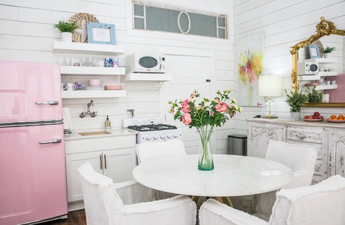 Burton House | "Pigs Fly" an Adorable Guest Suite in the Round Top Area