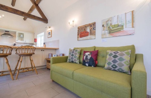 Seend Cottage | Pigsty Cottage - Luxurious apartment within orangery