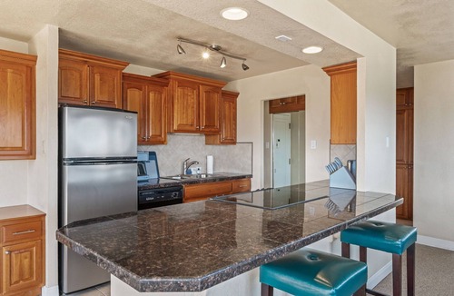 Southeast Colorado Springs Condo | Pikes Peak View Condo | Historic Satellite Hotel | Pool + Gym