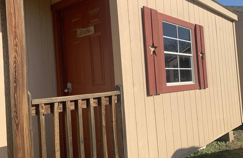 Dimmit County Cabin | Pilon cabin. Comfortable quiet cabin 8 miles outside Carrizo Springs