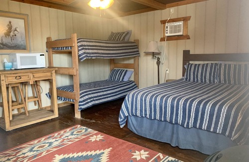 Dimmit County Cabin | Pilon cabin. Comfortable quiet cabin 8 miles outside Carrizo Springs