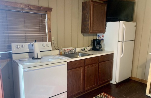Dimmit County Cabin | Pilon cabin. Comfortable quiet cabin 8 miles outside Carrizo Springs