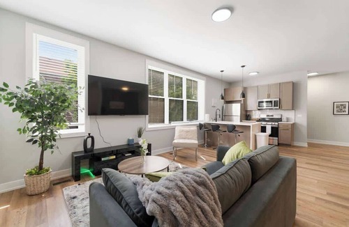 Lower West Side Apartment | Pilsen 2BA Condo Minutes from Chicago Attractions