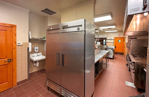 Kaiser Hotel | Pin Oak