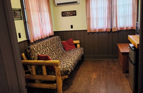 Kaiser Hotel | Pin Oak