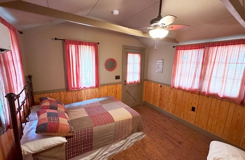 Kaiser Hotel | Pin Oak