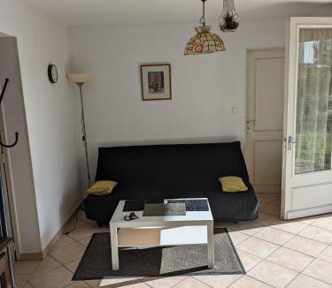 Marmande Apartment | Pin parasol