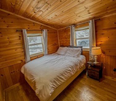 Hammond House | Pine and Paddle Cottage on Black Lake