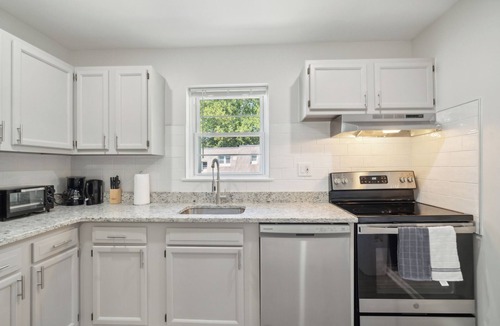 Newark Apartment | Pine Brook 518 I Spacious 2Bd Garden Style Oasis
