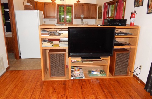 Carbondale Cabin | Pine Cabin #2 on 30 Acres! 1 mi. from Carbondale, IL & SIUC Campus