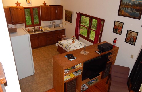 Carbondale Cabin | Pine Cabin #2 on 30 Acres! 1 mi. from Carbondale, IL & SIUC Campus