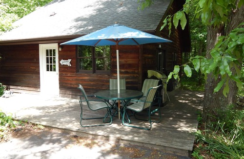 Carbondale Cabin | Pine Cabin #2 on 30 Acres! 1 mi. from Carbondale, IL & SIUC Campus
