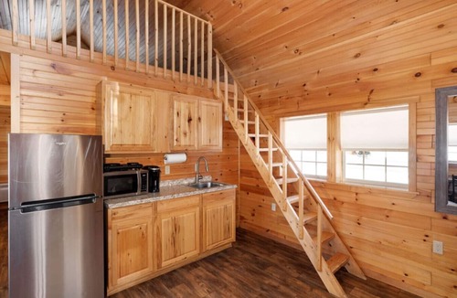 Bethlehem Cabin | Pine Cabin: Lakeside Log Cabin Escape