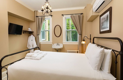 Mackinac Island Bed & Breakfast | Pine Cottage Bed & Breakfast